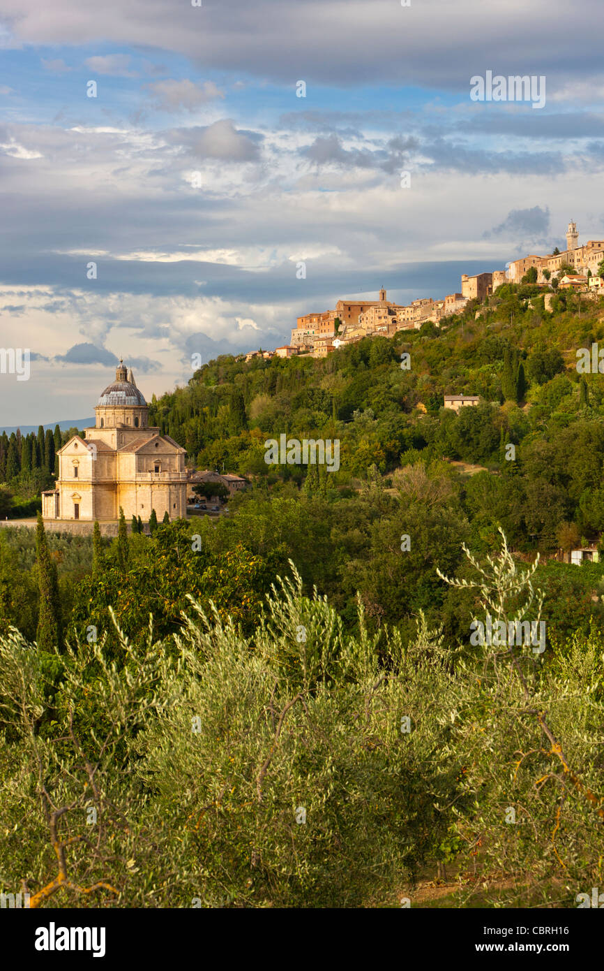 Die Wallfahrtskirche San Biagio mit Montepulciano im Hintergrund, südliche Toskana, Provinz Siena, Italien, Europa Stockfoto