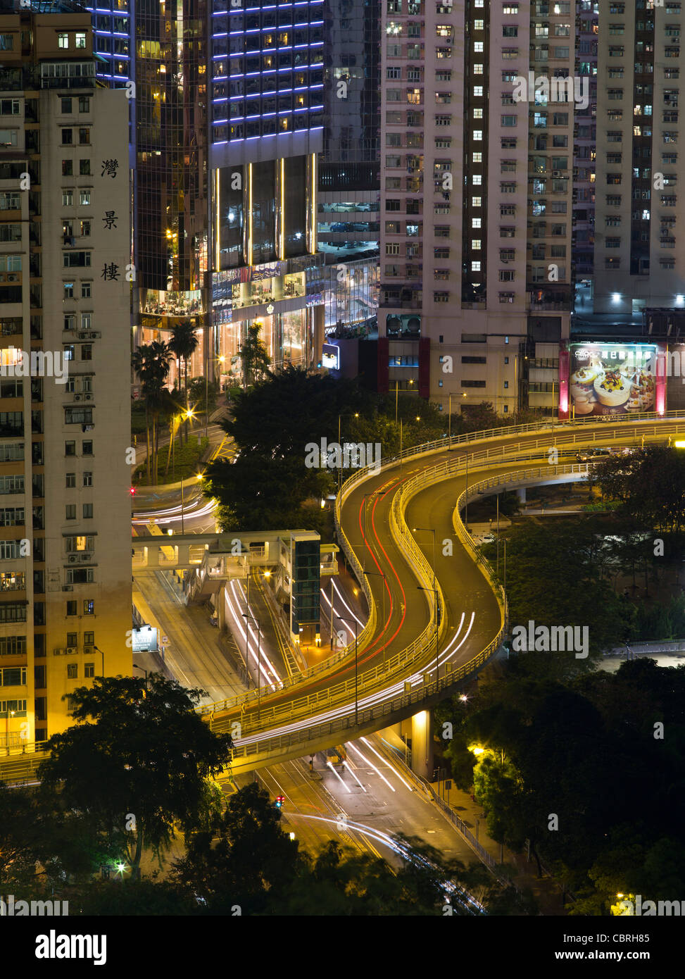 dh CAUSEWAY BAY HONG KONG City Lights Road und Flyovers Wolkenkratzer Gebäude Nachtverkehrsstraßen Moderne verlassene Autobahn Stockfoto