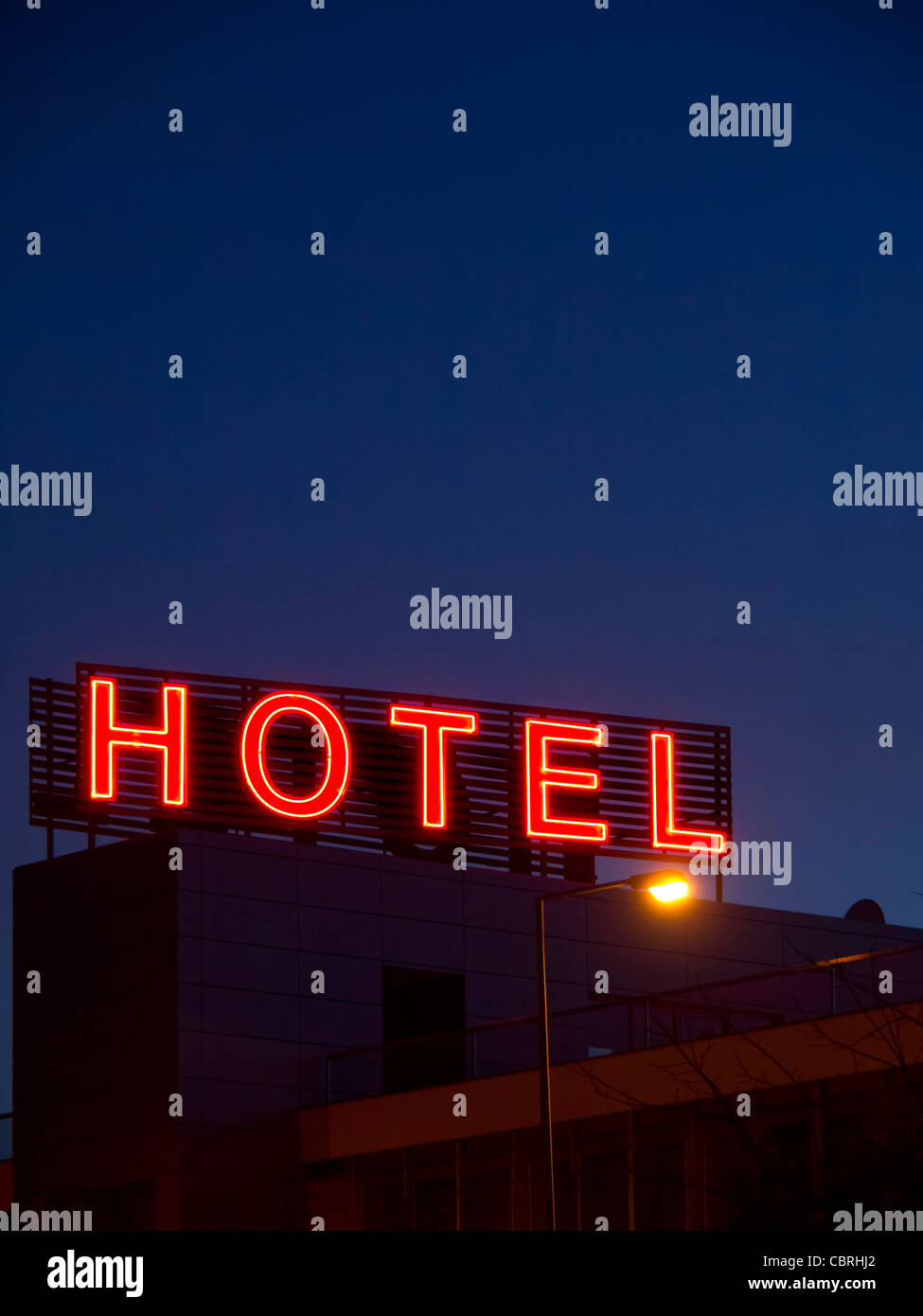 Hotel Neon-Schild bei Nacht Stockfoto