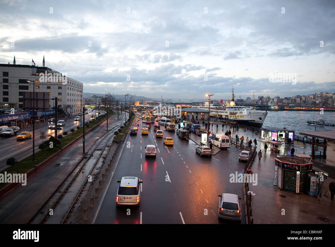 Wichtigsten Fahrbahn laufen an den Ufern des Bosporus, in Eminönü, wo der Fährhafen von Istanbul liegt, Istanbul, Türkei Stockfoto