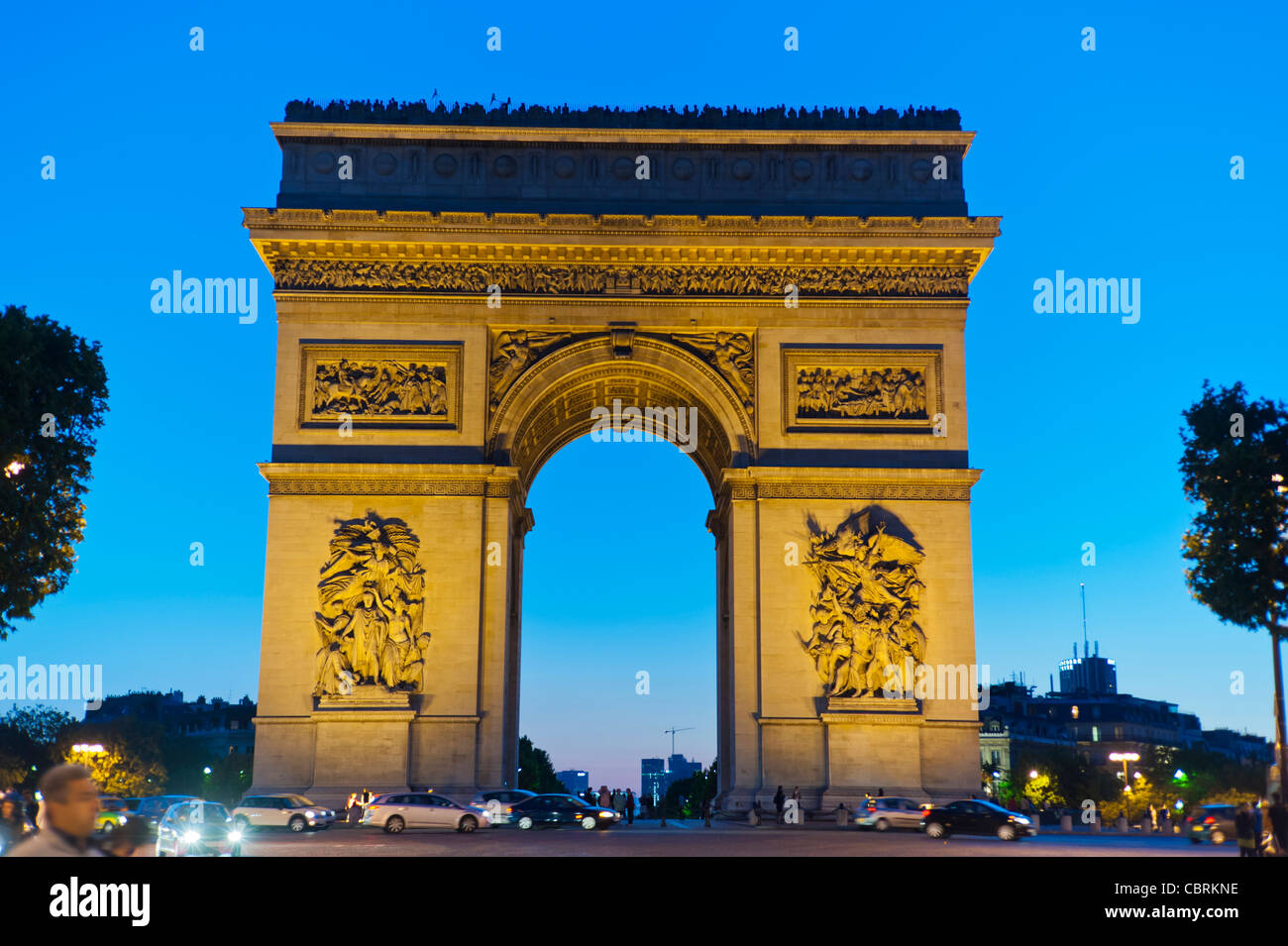 Paris, Scenics, Arc de Triomphe, Frankreich, französisches Denkmal in der Abenddämmerung (entworfen von Jean Chalgrin 1806), beleuchtet bei Nacht auf der Straße, Place Etoile Stockfoto