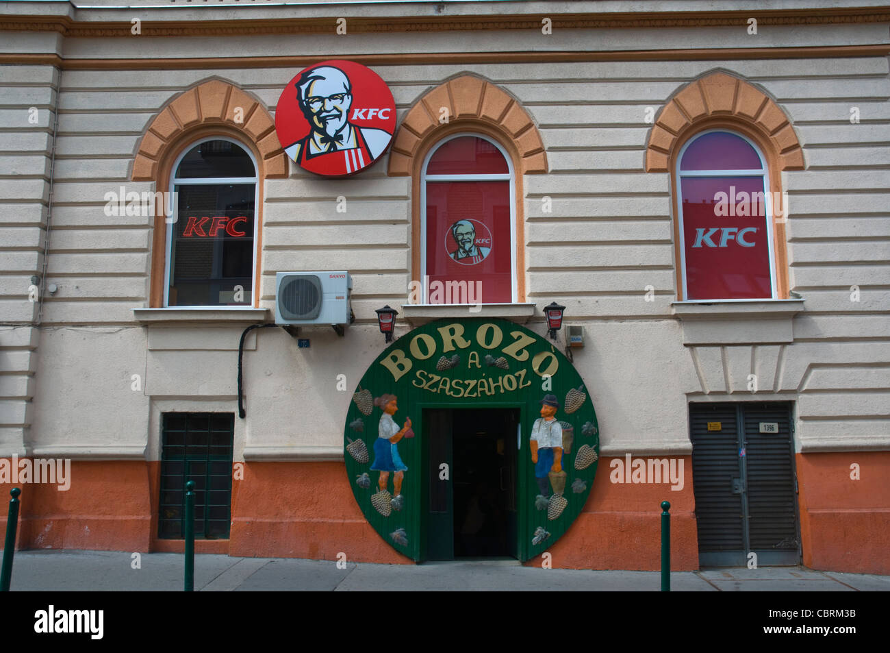 Typisch ungarische Borozo Weinkeller Bar und Fast Food-Kette KFC über Buda  district Budapest Ungarn Europa Stockfotografie - Alamy