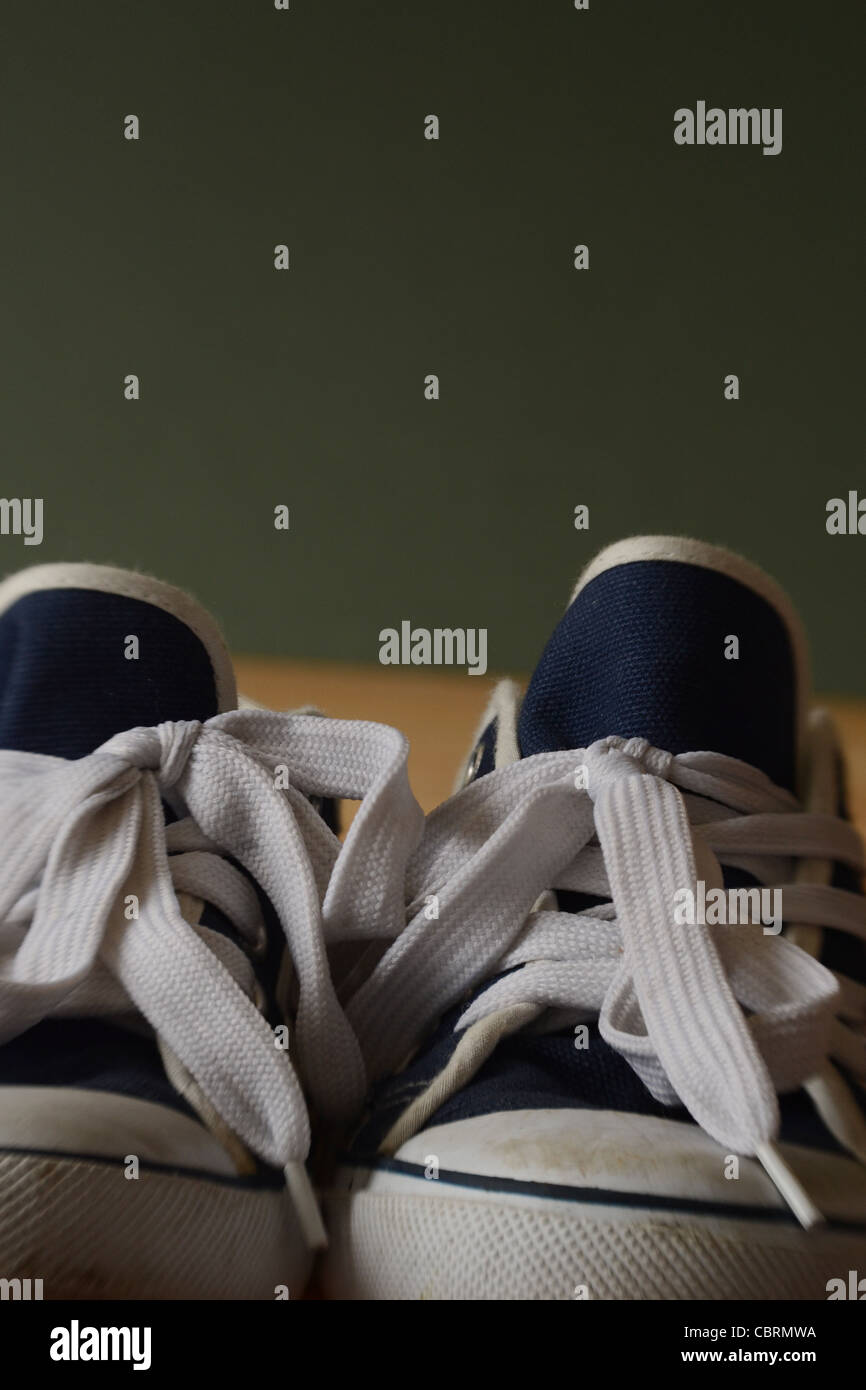 Sneakers für Hartholz-Fußboden mit Objektiv Baby für selektiven Fokus erschossen. Stockfoto