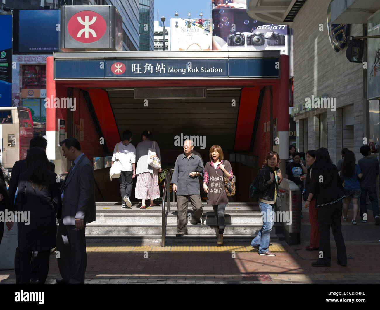 Dh MTR MONG KOK HONG KONG Chinesisch Mongkok Menschen in Mong Kok Station U-Bahn Eingang U-Schild Stockfoto