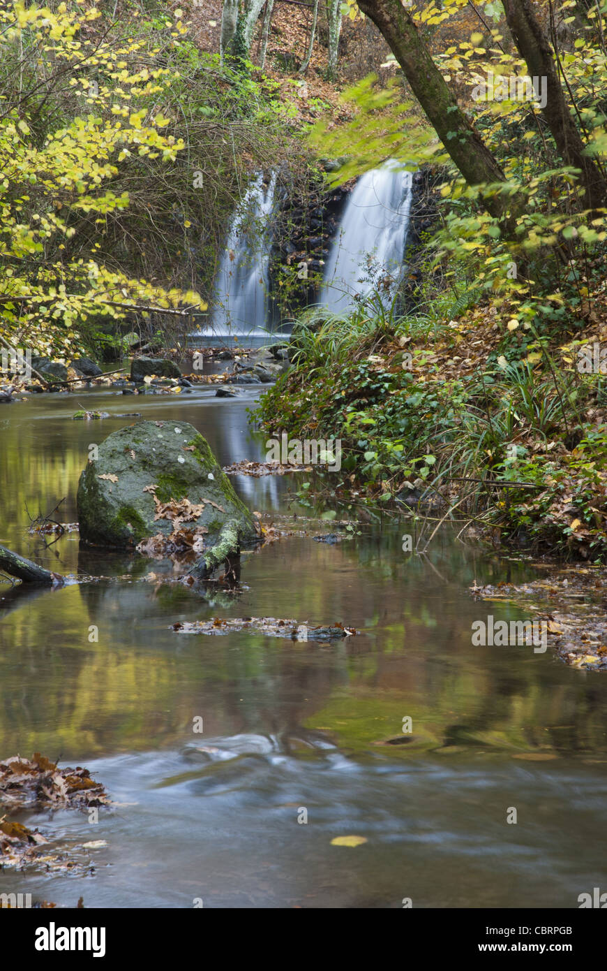 Ein Ort mitten in der Natur. Kleine Wasserfälle in Provinz Viterbo, Italien. Stockfoto