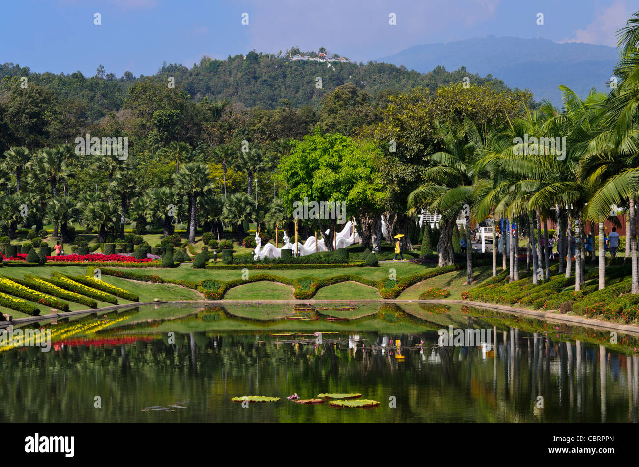 Royal Pavillon Teich reflektiert Umgebung am Royal Flora Ratchaphruek in Chiang Mai Thailand mit Bergen im Hintergrund Stockfoto