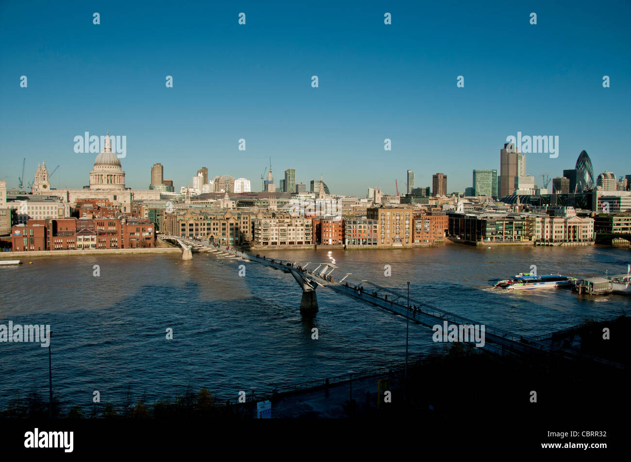 Blick vom Mitglieder-Lounge in der Tate Modern, London. Mit Blick auf St. Pauls Cathedral. Stockfoto