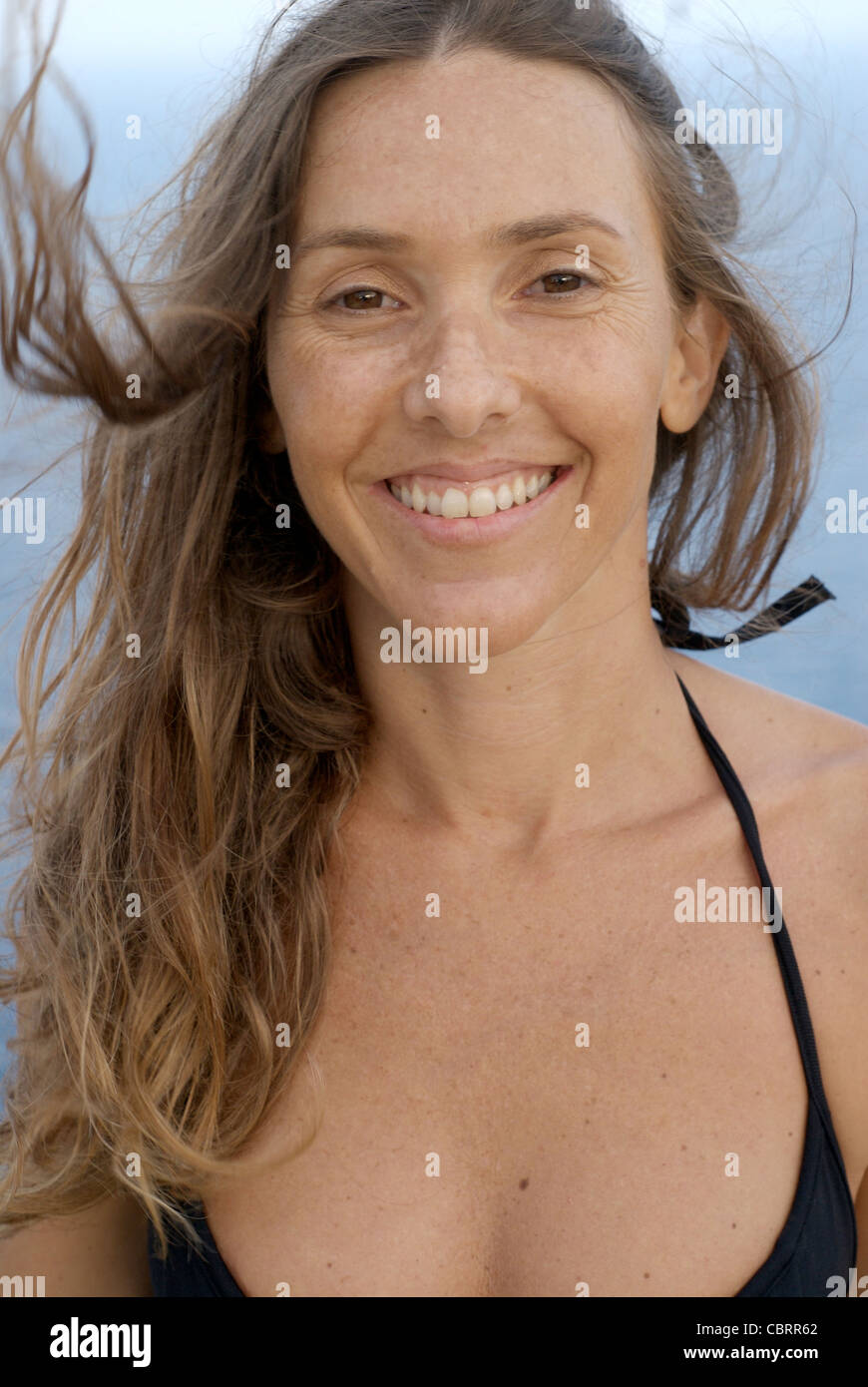 Model freigegeben: Attraktive junge Frau, Künstlerin Lena Tancredi, praktizieren Yoga vor dem Mittelmeer, Ibiza, Spanien - Foto von Nano Calvo Stockfoto