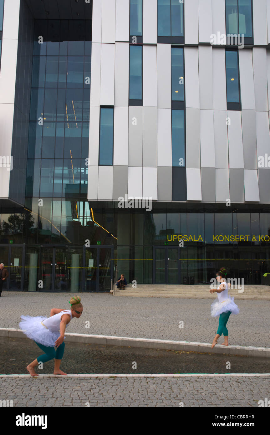 Ballerinas vor Konzerthalle, die Durchführung von Swan Lake Provinz Uppsala Stadt Svealand Schweden Europa Stockfoto