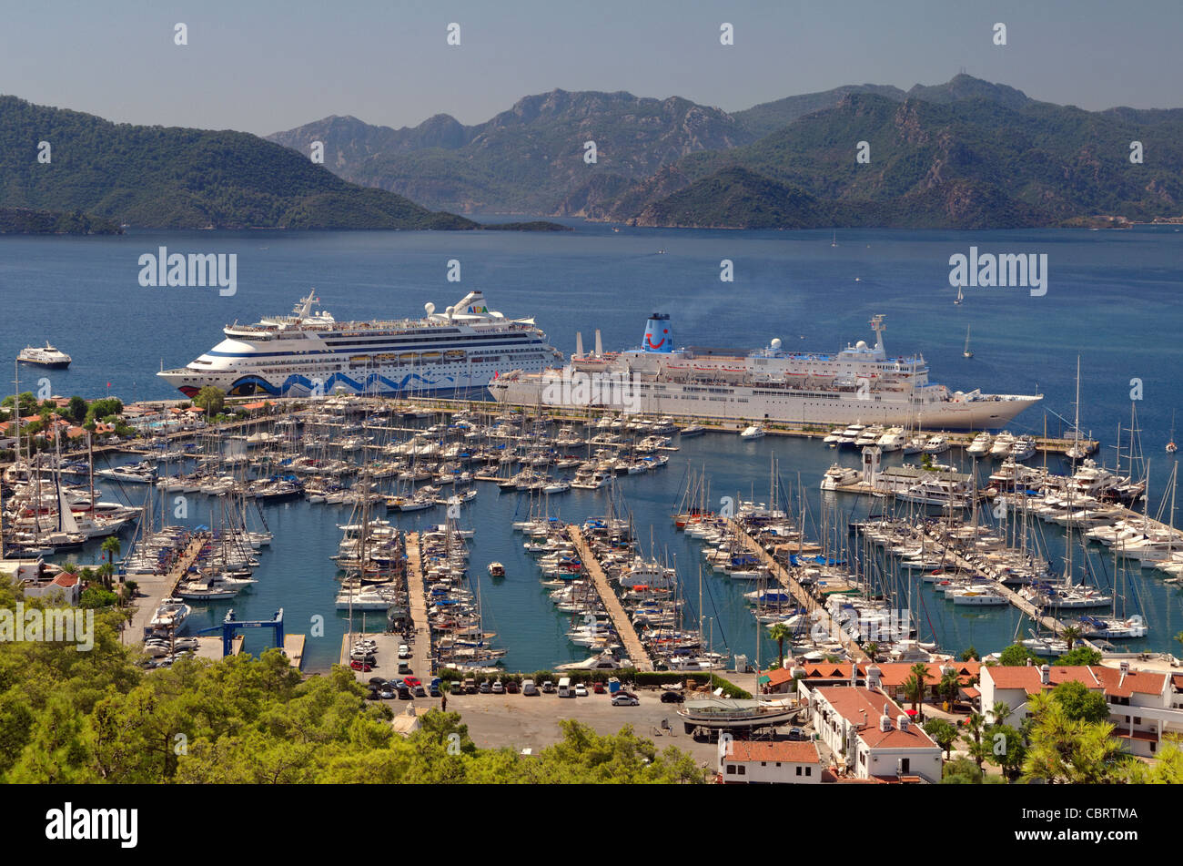 Kreuzfahrthafen mit Thomson 'Celebration' Schiff am Kai & Aida 'Aura' Schiff andocken bei der Ankunft in Marmaris, Provinz Muğla, Türkei. Stockfoto