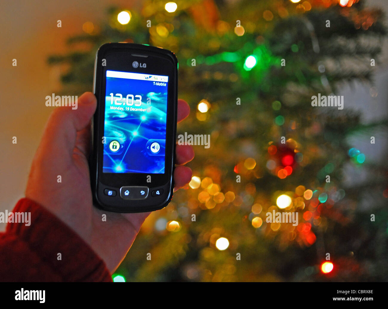 LG Smartphone vor fotografieren der echten Weihnachtsbaum fotografiert 16. Dezember 2011 Stockfoto