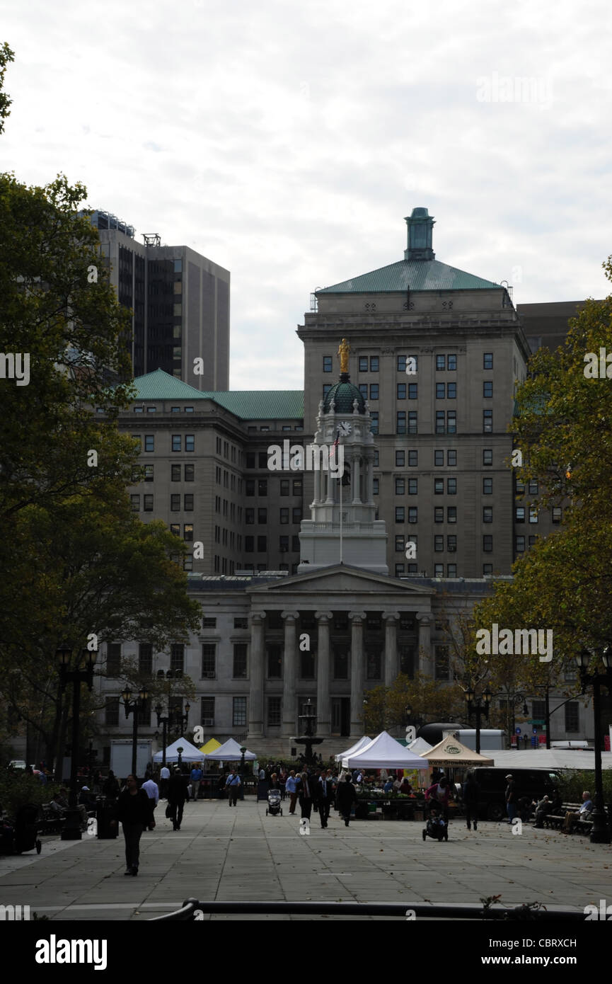 Grauen Himmel Porträt von Columbus Plaza und weisse Hof produzieren Marktstände, Blick in Richtung Brooklyn Borough Hall, New York Stockfoto