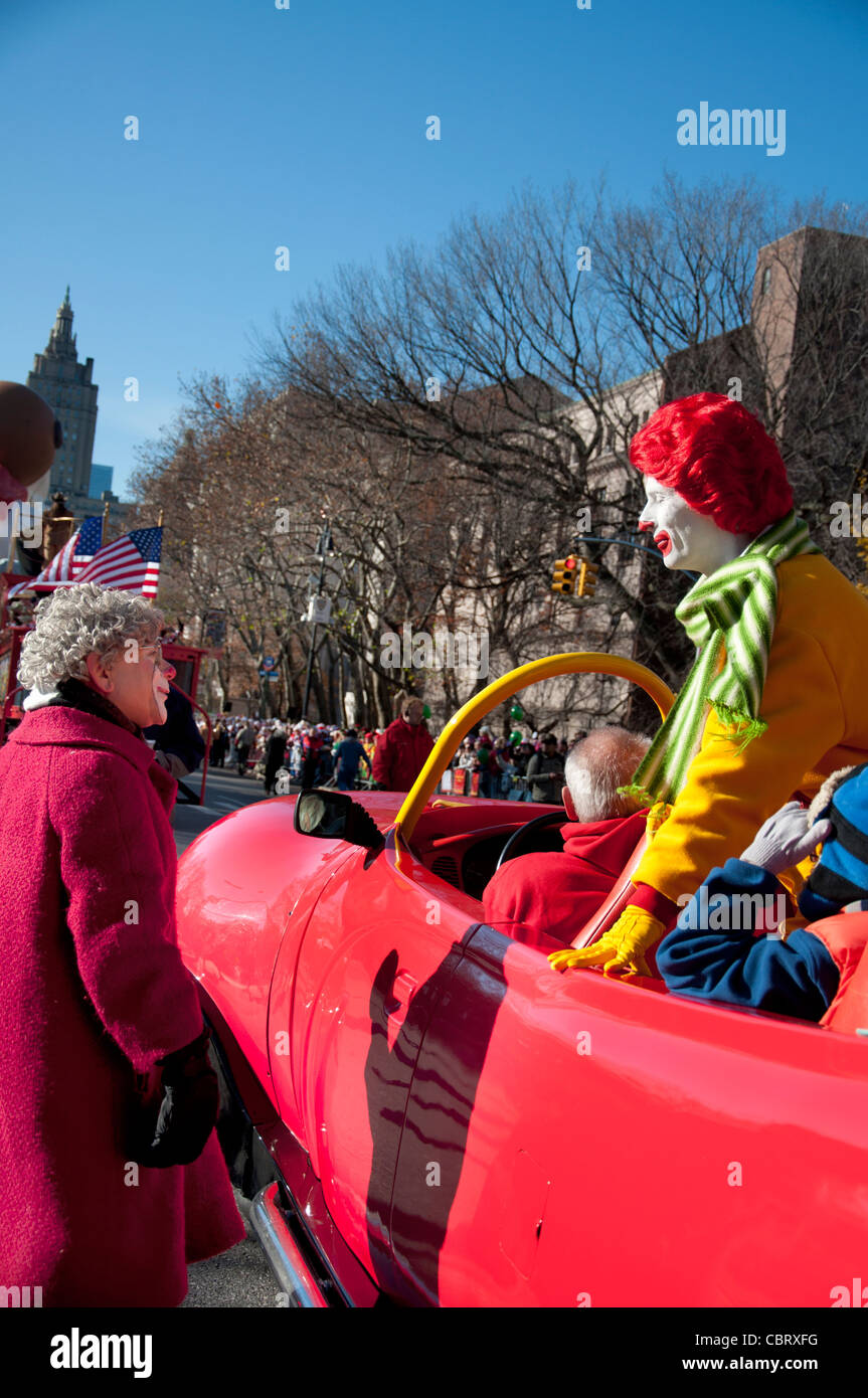 Oma der Clown und Ronald McDonald haben einen Chat auf der 85. Macy's Thanksgiving Day Parade. Stockfoto