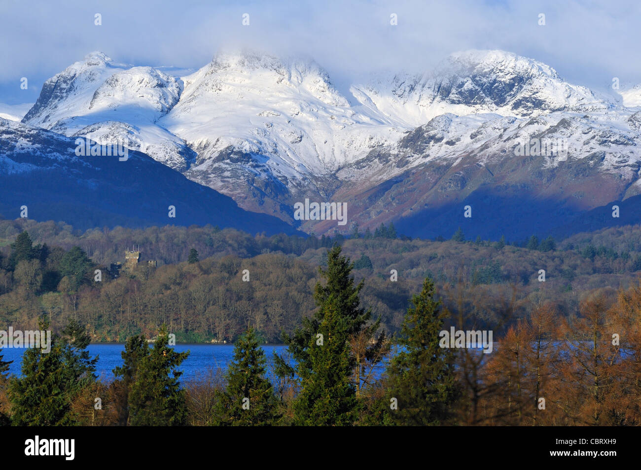 Langdale Pikes, Wray Castle und Windermere. Cumbria, England, Vereinigtes Königreich, Europa. Stockfoto