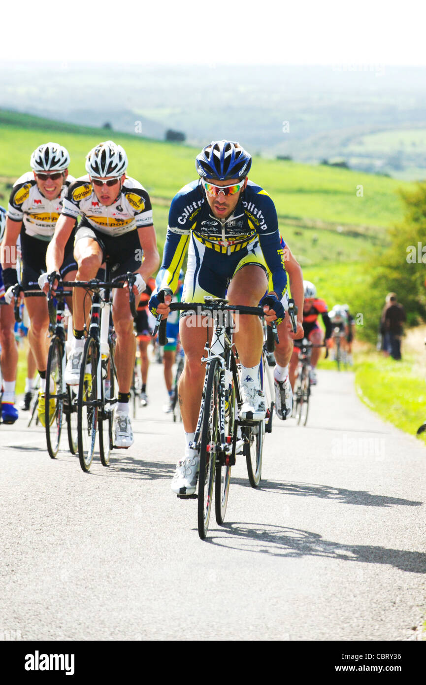 Breakaway auf der Tour of Britain Radrennen als Team Angriffe auf Aufstieg auf die Staffordshire Moorlandschaften Stockfoto