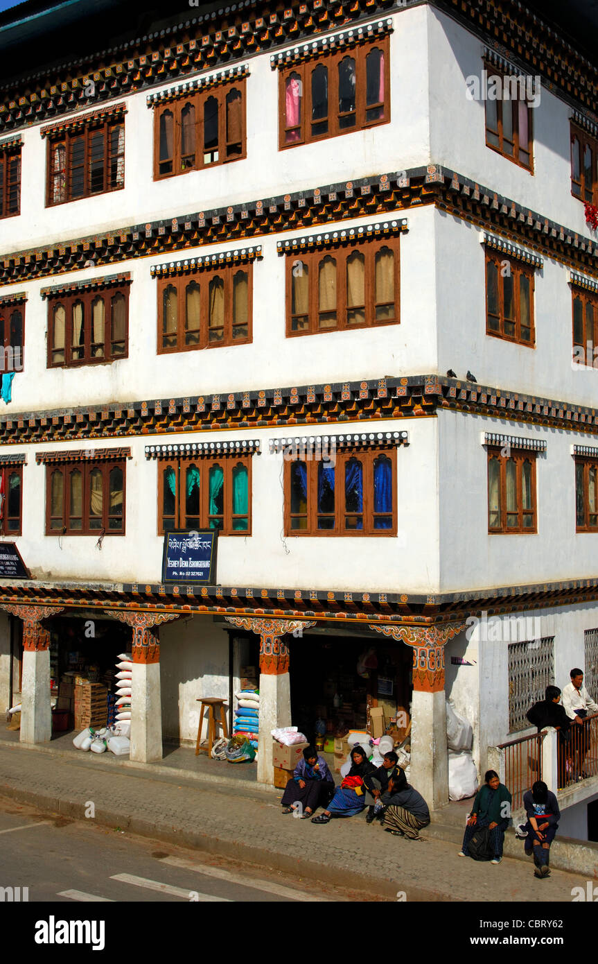 Multi-geschossiges Geschäftshaus im Zentrum von Thimphu, Bhutan Stockfoto