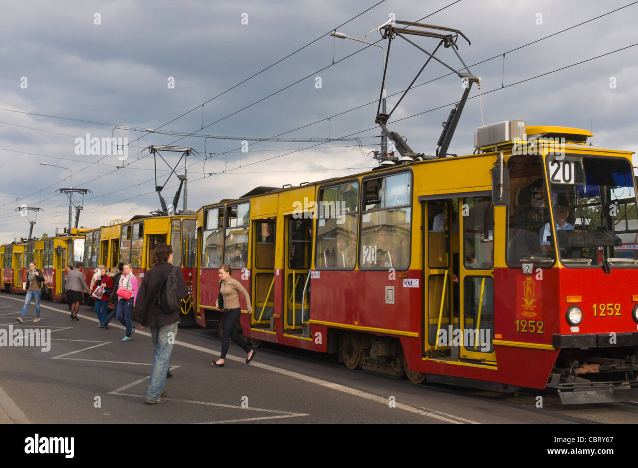 Straßenbahn-Haltestelle Stare Miasto entlang Aleja Solidarnosci Straße Warschau Polen Mitteleuropa Stockfoto