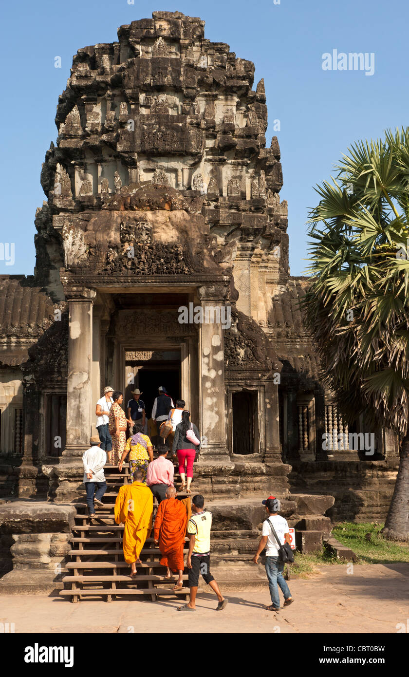 Besucher am westlichen Eingang, West Gopura, von der Tempelanlage Angkor Wat, Angkor, Siem Reap, Kambodscha Stockfoto
