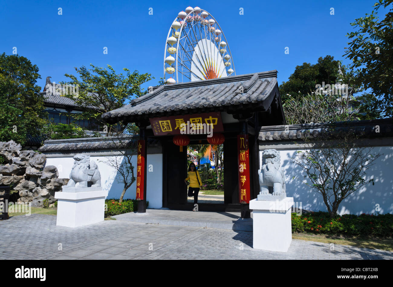 Eingangsbereich im chinesischen Pavillon mit Drachen Statuen & Riesenrad dahinter auf Royal Flora Ratchaphruek in Chiang Mai Thailand Stockfoto