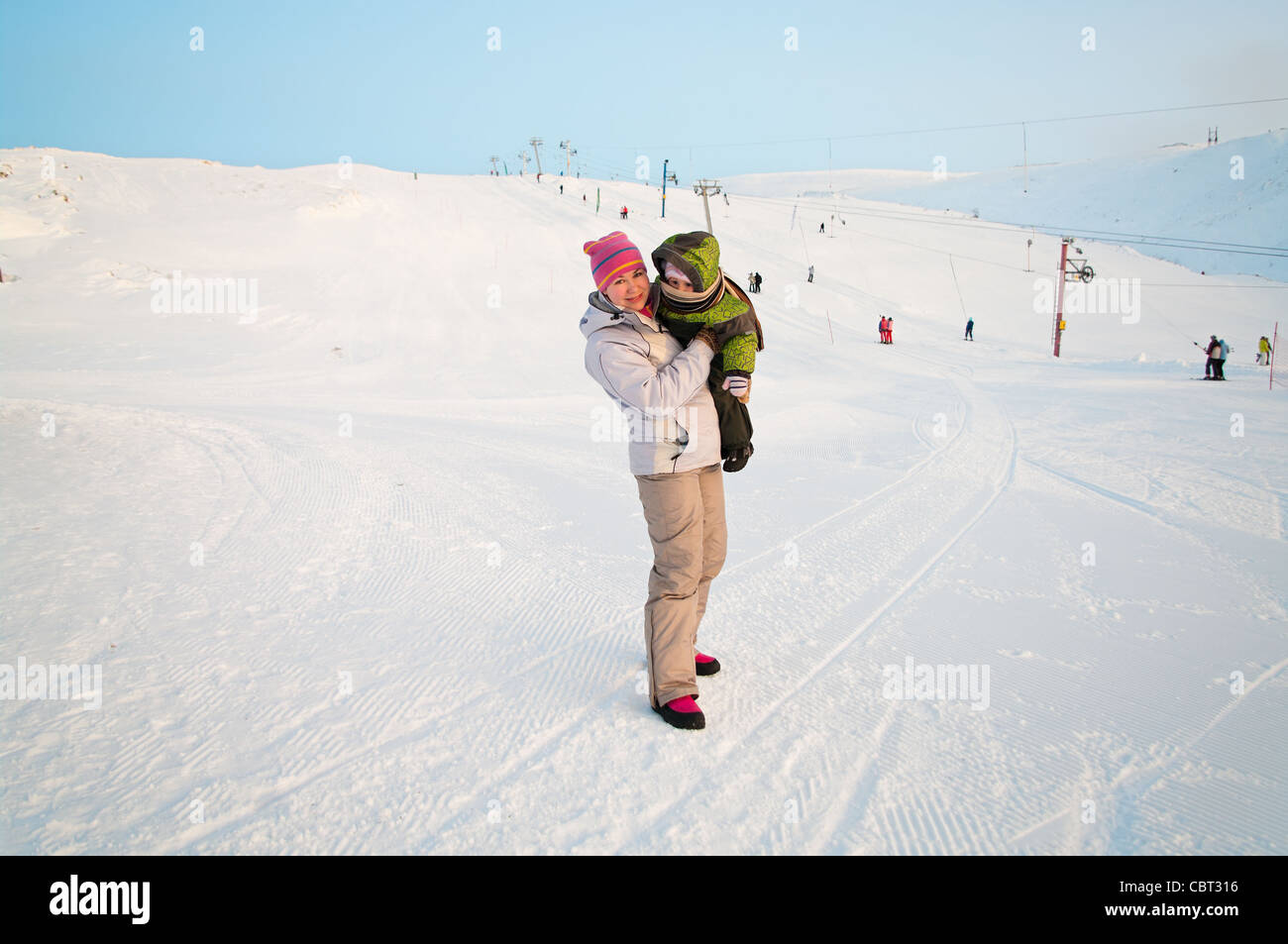 Mutter und Kind in der Khibins massiv, Chibiny Berge, Kola-Halbinsel, Russland. Russische Ski-Resort im Norden. Stockfoto