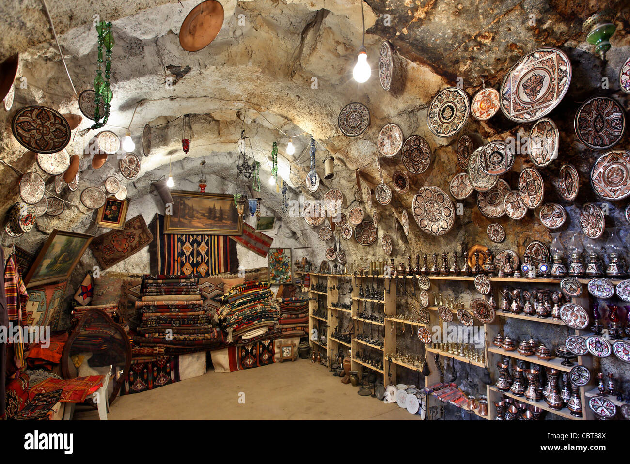Unterirdische Antiquitätengeschäft in Derinkuyu, sehr nahe am Eingang der unterirdischen Stadt. Kappadokien, Türkei Stockfoto
