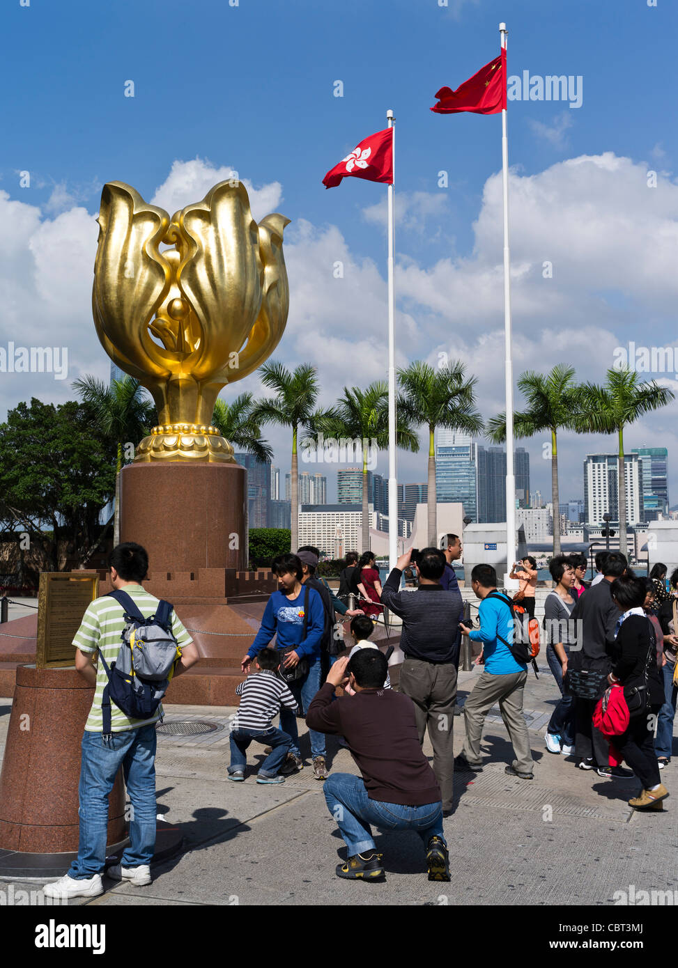 dh Golden Bauhinia Square WAN CHAI HONGKONG Menschen China und Hongkong Flaggen Promenade chinesische Touristen asiatische Touristen kennzeichnen Urlauber Stockfoto