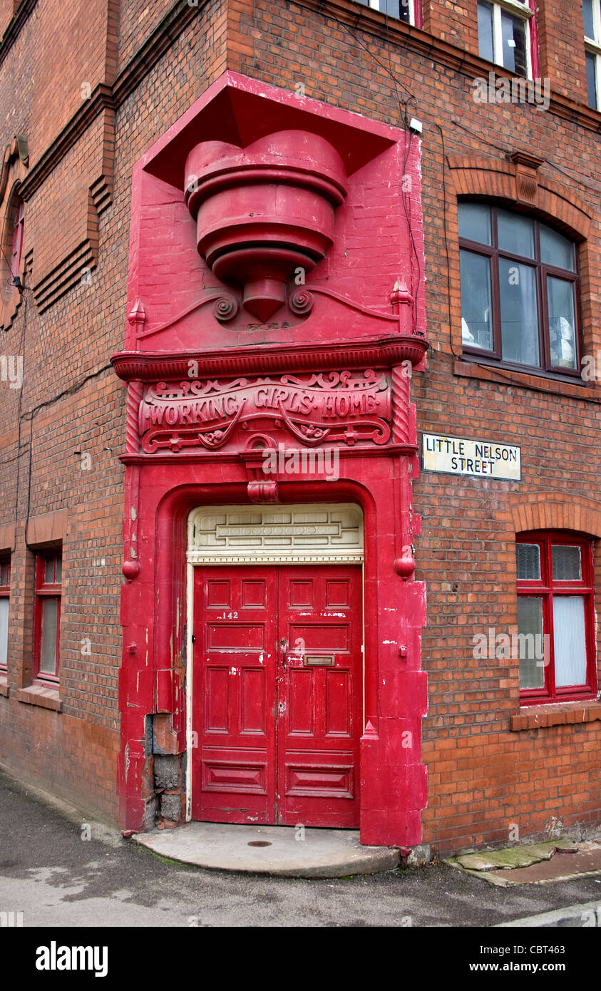 Eingang zum Working Girls zuhause (über Charter Street Ragged School), Dantzic Street, Angel Meadow Bereich, Manchester, England, UK Stockfoto