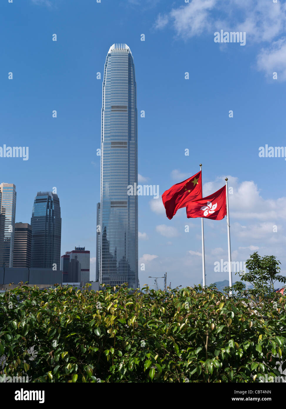 dh Internationales Finanzzentrum ZENTRAL HONGKONG Chinesische Flagge und Hongkong Flaggen Moderne IFC 2 Gebäudearchitektur china Tower Buildings Stockfoto