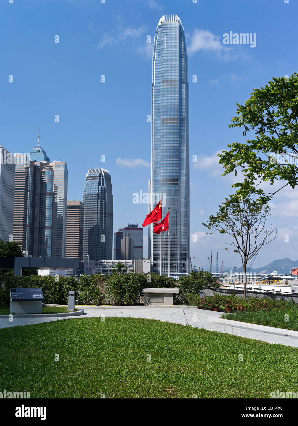 dh ADMIRALTY HONG KONG Tamar Park IFC 2 Tower Chinesische Flagge und Hong Kong Flaggen Legco Garden china Wolkenkratzer Stadtbild tagsüber zentral Stockfoto