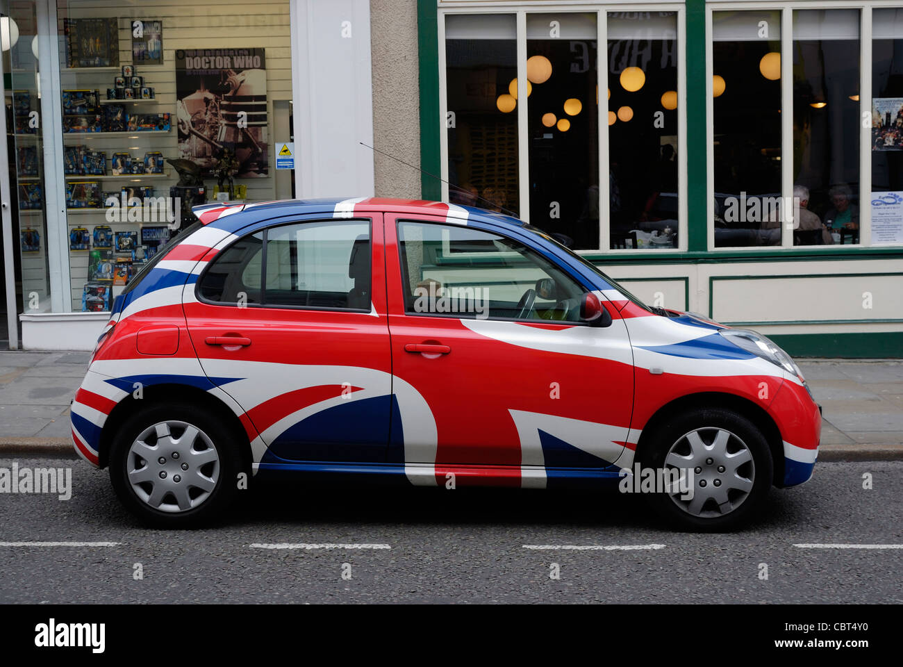 Auto mit Union Jack-Kunstwerk. Stockfoto