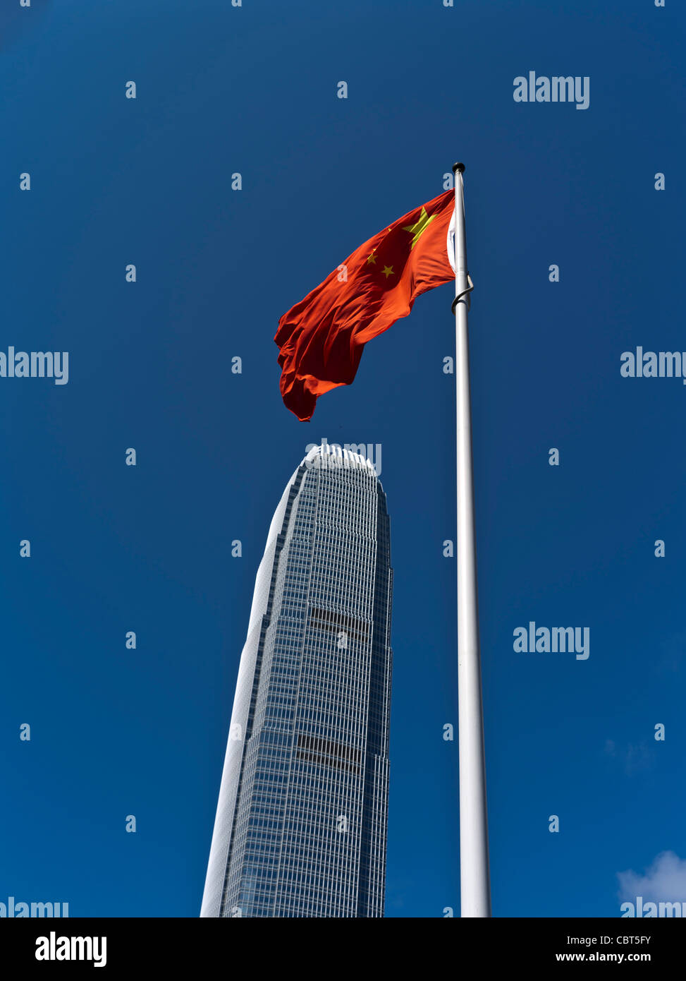 dh Internationaler Finanzdistrikt IFC 2 ZENTRUM HONGKONG ZENTRAL Wolkenkratzer Tower Gebäude chinesische Flagge fliegen china Stockfoto