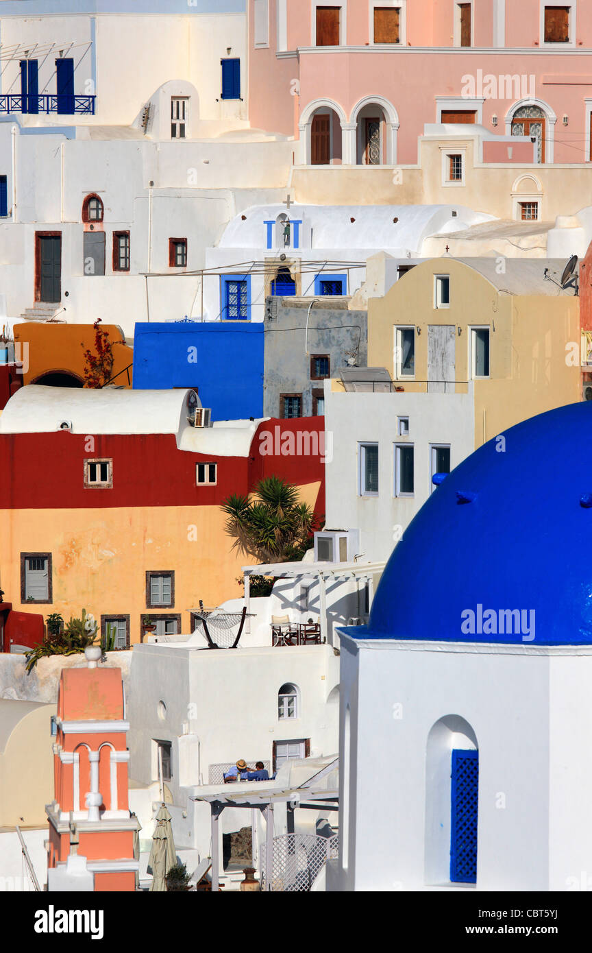 Santorin, Griechenland. Teilansicht des schönen und bunten Dorf Oia, die schönsten der Insel Stockfoto