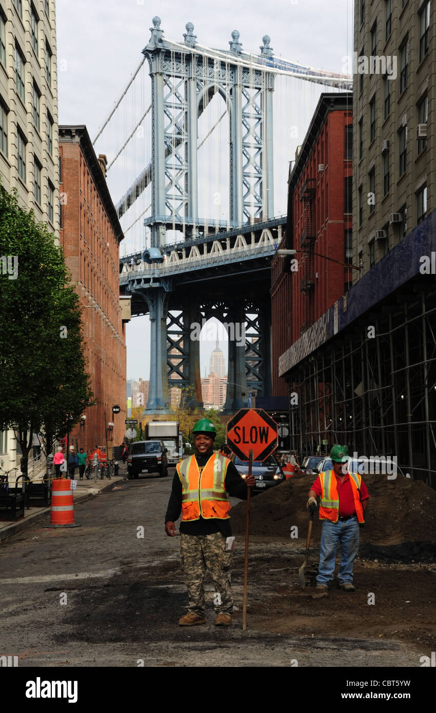 Washington Street in Richtung Manhattan Bridge und Empire State Building, mit zwei afro-amerikanische Straße-Männer posieren, Brooklyn Dumbo Stockfoto