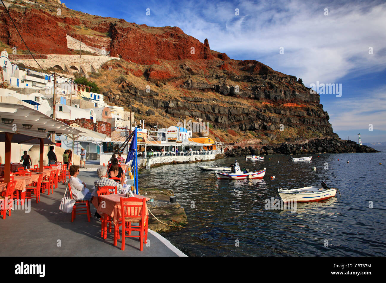 Teilansicht von Ammoudi, einer der 2 kleinen Häfen des berühmten Oia Dorf, Santorin, Kykladen, Griechenland Stockfoto