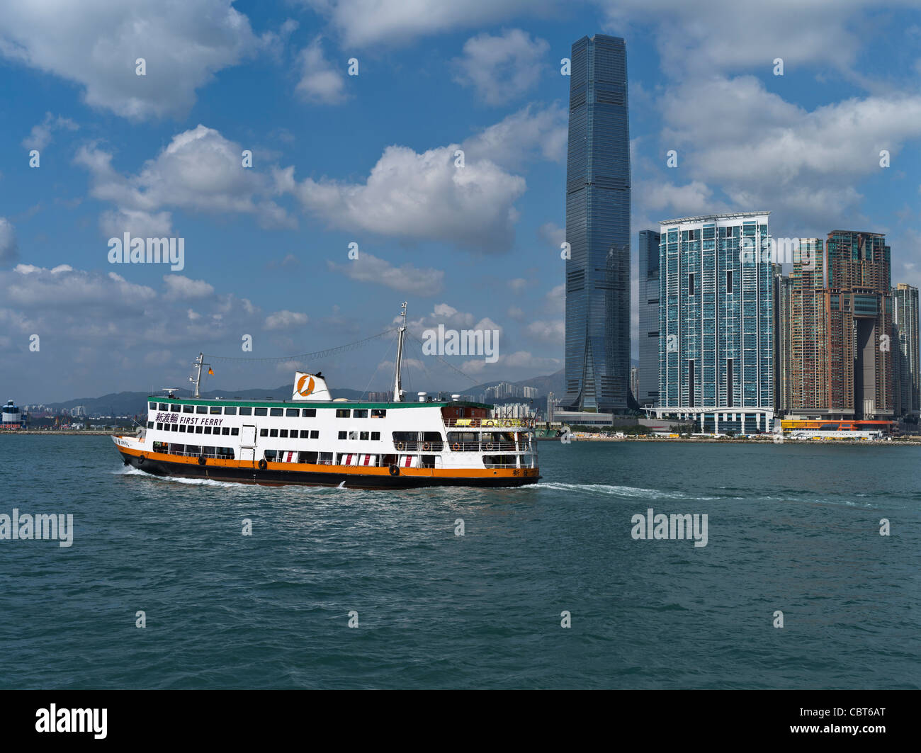 dh Xin Fa Neue Welt erste Fähre VICTORIA HAFEN HONG KONG HAFEN Dreidecker Passagierfähren Tsim Sha Tsui Skyline Öffentliche Verkehrsmittel Stockfoto