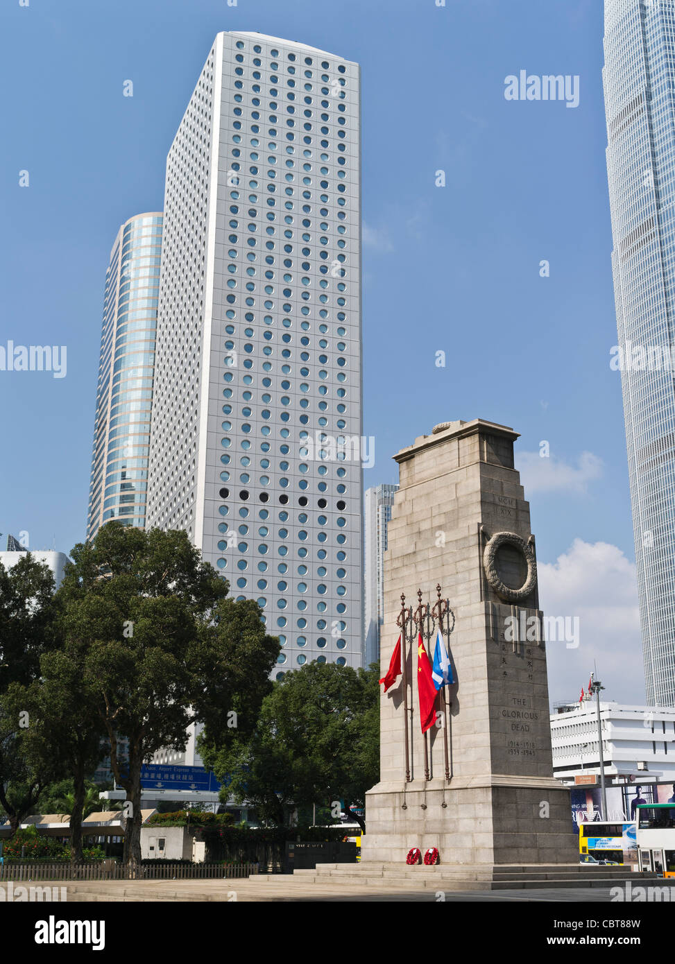 dh ZENTRAL HONGKONG das Cenotaph Weltkrieg 2 ii denkmal und Jardine House wwii Stockfoto