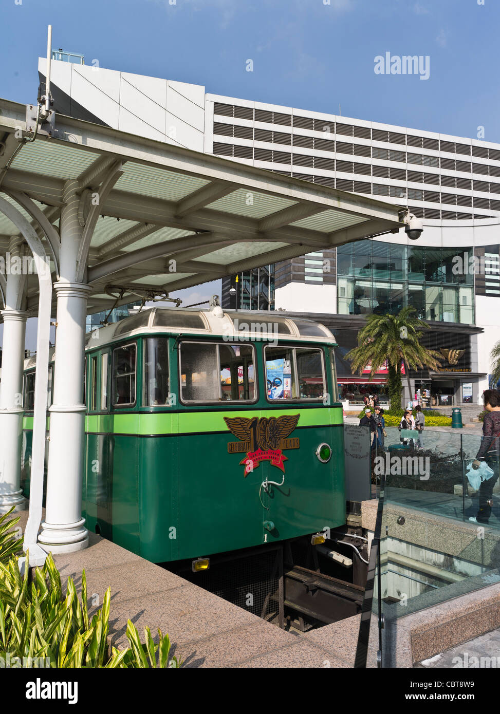 dh VICTORIA PEAK HONG KONG Leute touristische Informationen Tramwagen und Peak Tower Straßenbahn Terminalgebäude Stockfoto