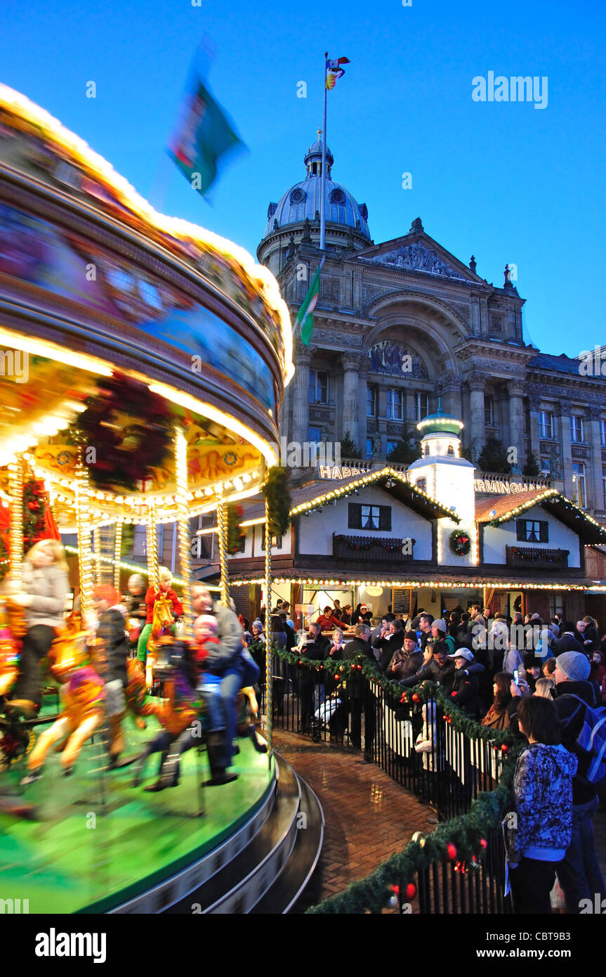 Kinderkarussell im Frankfurter Weihnachtsmarkt, Victoria Square, Birmingham, West Midlands, England, Vereinigtes Königreich Stockfoto