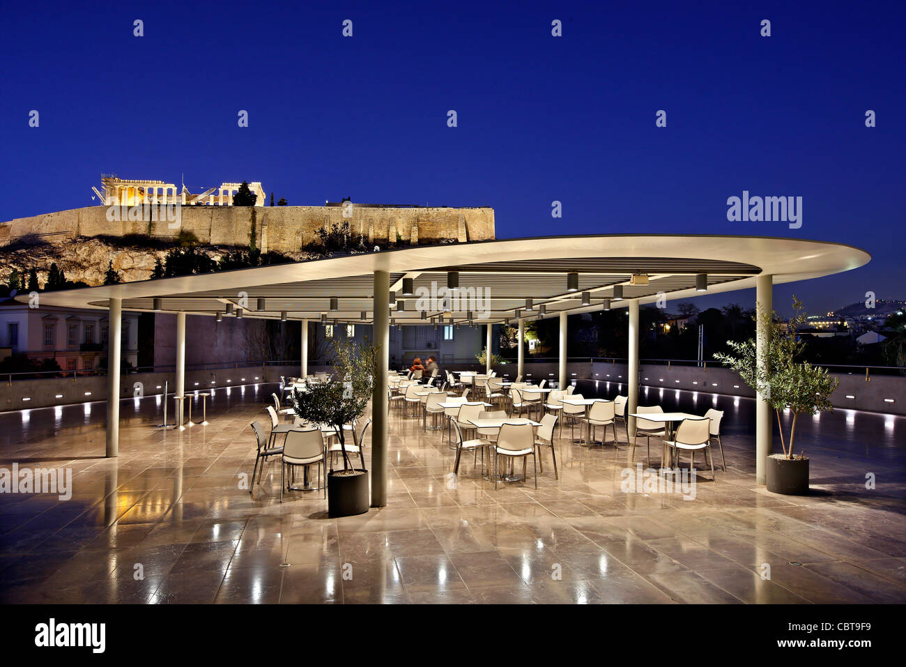 Blick auf die Akropolis und das Parthenon von der Terrasse des Café des neuen Akropolis-Museum. Athen, Griechenland Stockfoto