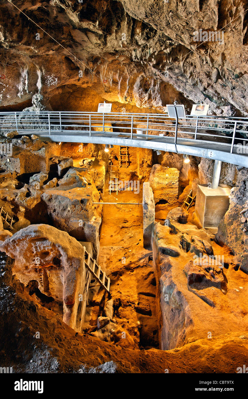 Theopetra Höhle, eine prähistorische Stätte, etwa 4 km von Meteora, Trikala, Thessalien, Griechenland Stockfoto