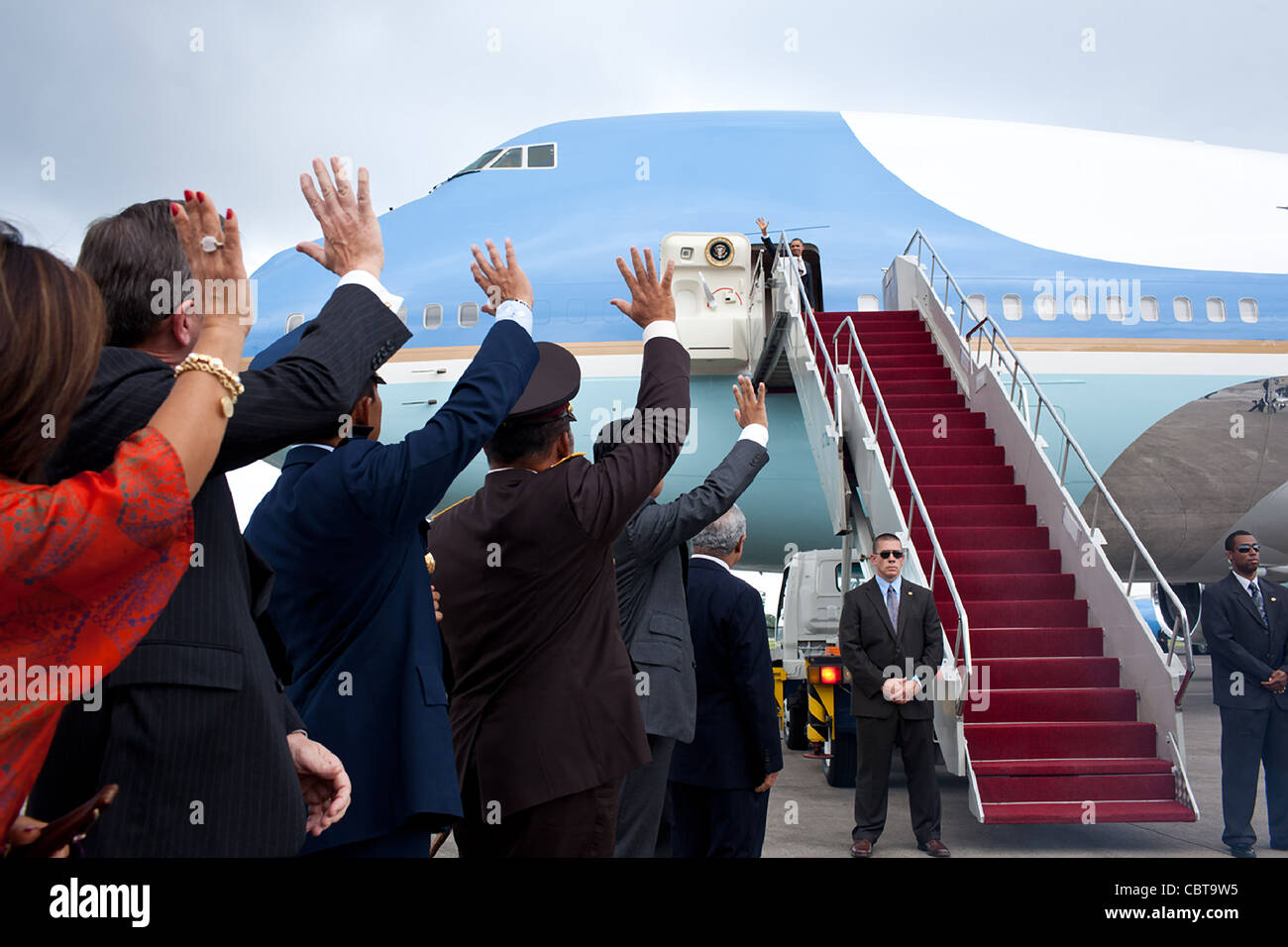 Präsident Barack Obama Wellen von Air Force One bei seiner Abreise 18. November 2011 in Nusa Dua, Bali, Indonesien. Stockfoto