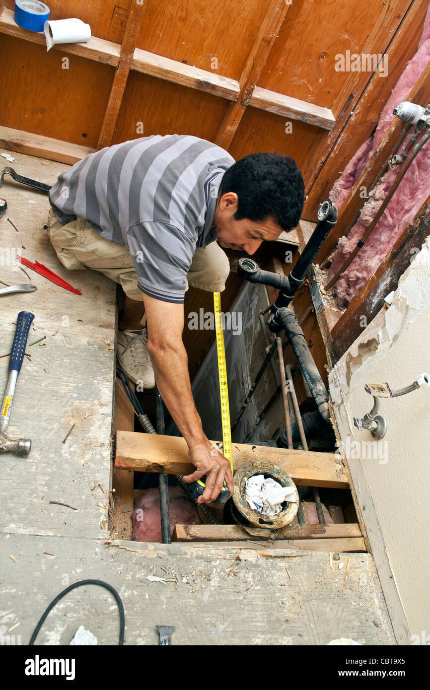 Hispanic Mann aus Mexiko, der sein eigenes Baugeschäft in den USA arbeitet ersetzt im Obergeschoss Dusche. Herr © Myrleen Pearson Stockfoto