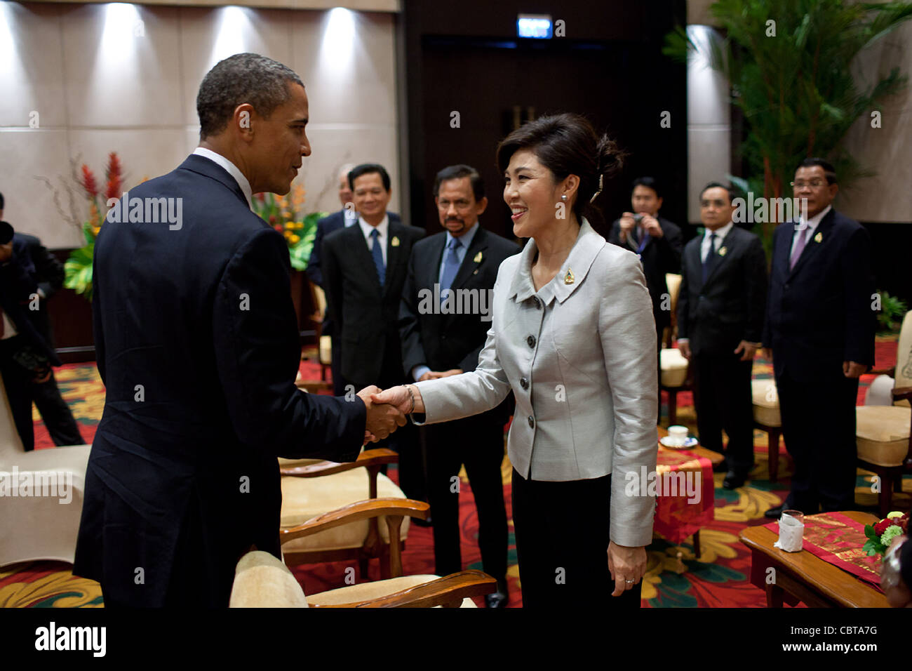 Präsident Barack Obama begrüßt Premierministerin Yingluck Shinawatra von Thailand während des ASEAN-Gipfels 18. November 2011 in Nusa Dua, Bali, Indonesien. Stockfoto