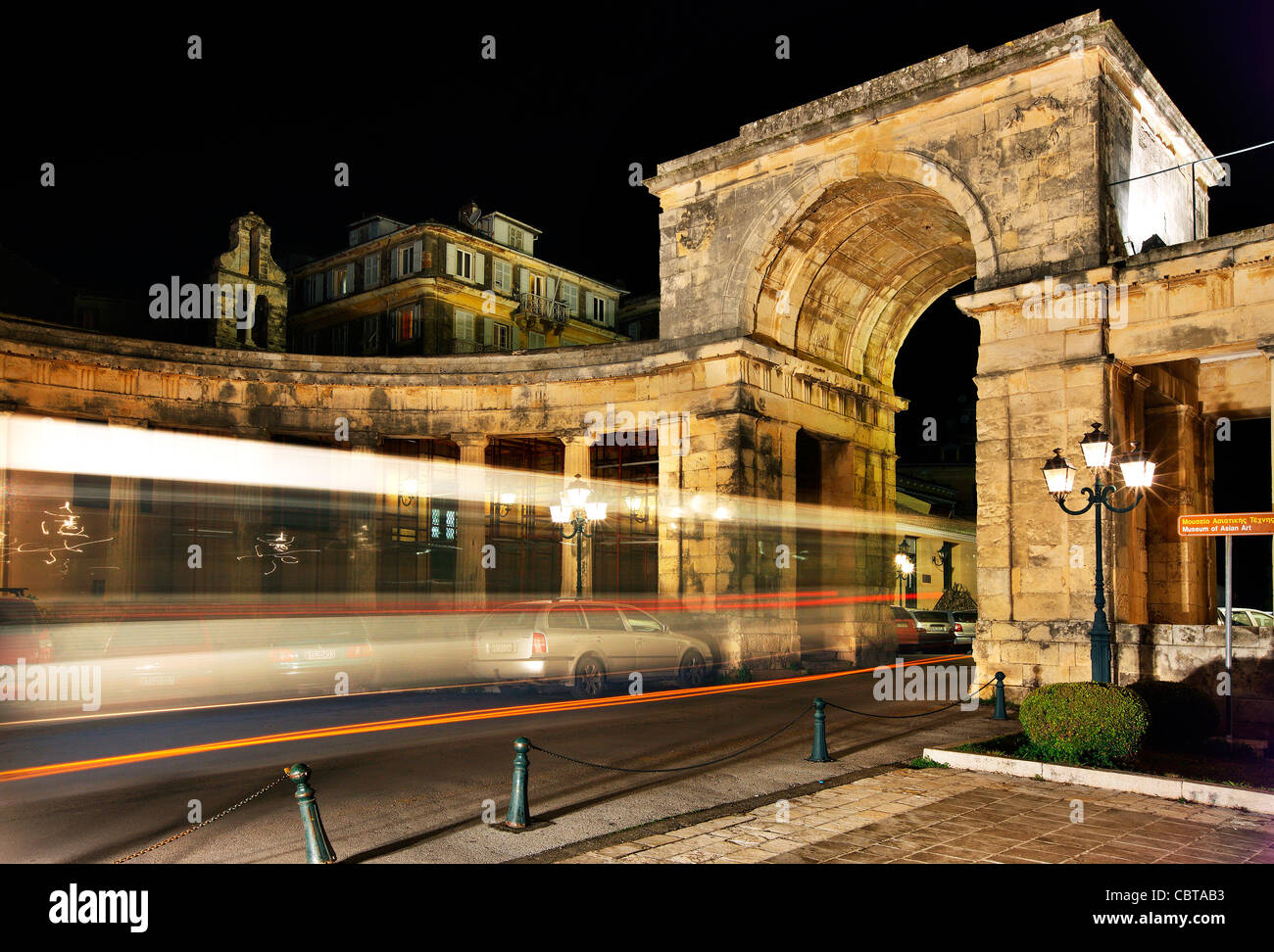 Ein Bus vorbei durch St George Tor am Palast des Heiligen Georg und Michael, Corfu Town, Korfu, Griechenland Stockfoto