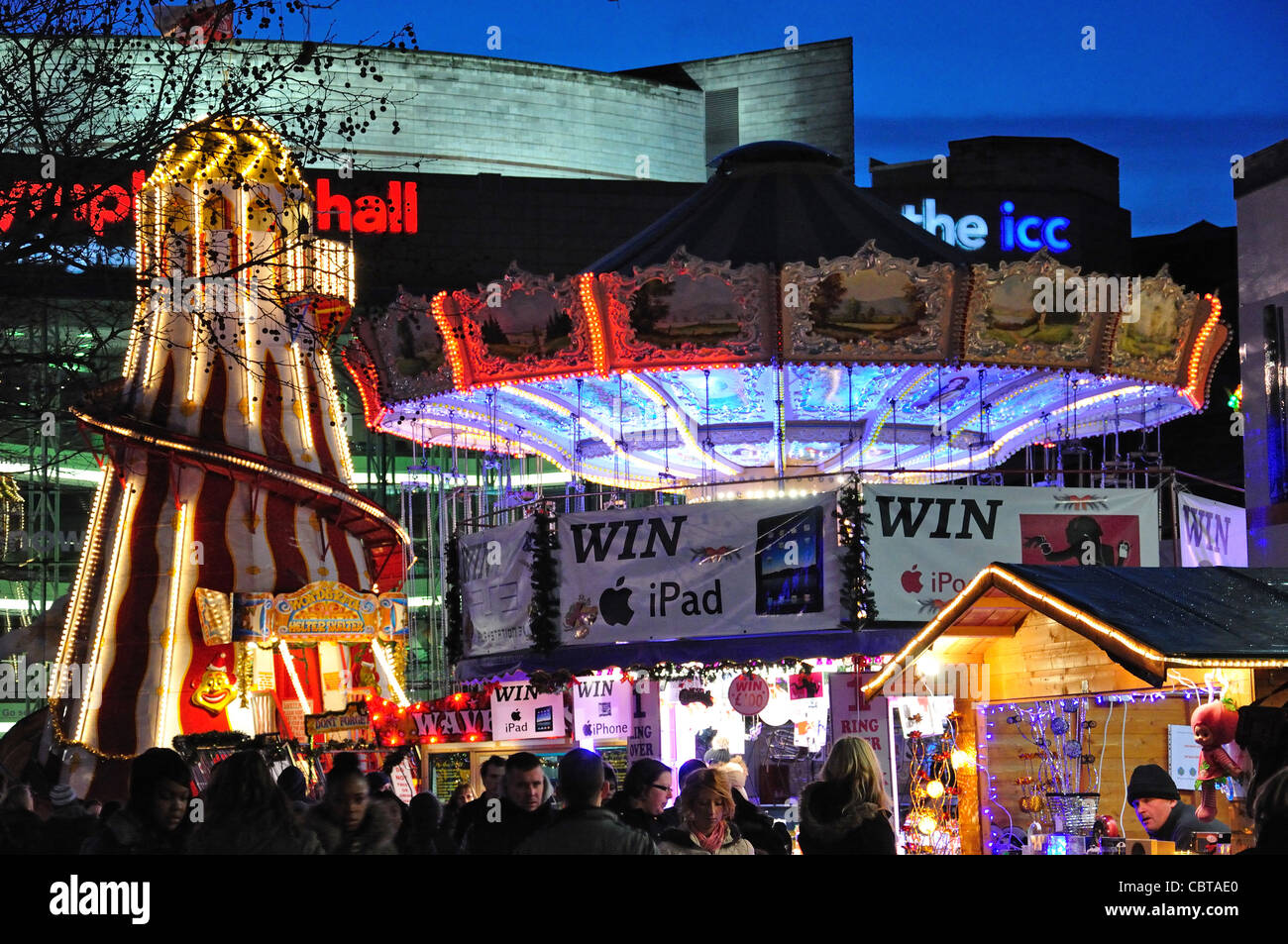 Kirmes in der Abenddämmerung, Frankfurter Weihnachtsmarkt, Centenary Square, Birmingham, West Midlands, England, Vereinigtes Königreich Stockfoto