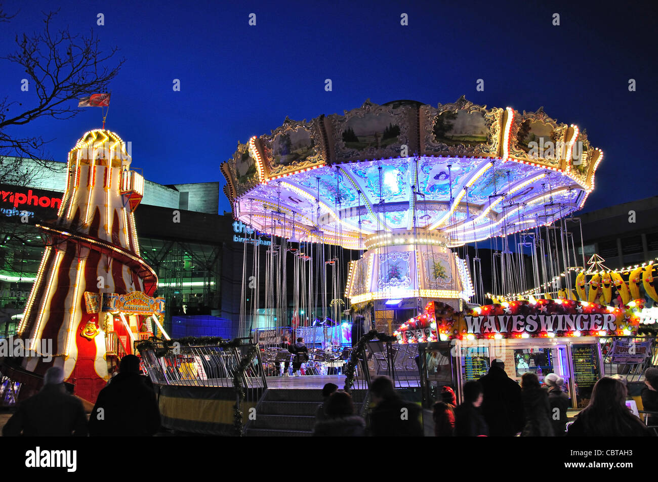 Kirmes in der Abenddämmerung, Frankfurter Weihnachtsmarkt, Centenary Square, Birmingham, West Midlands, England, Vereinigtes Königreich Stockfoto