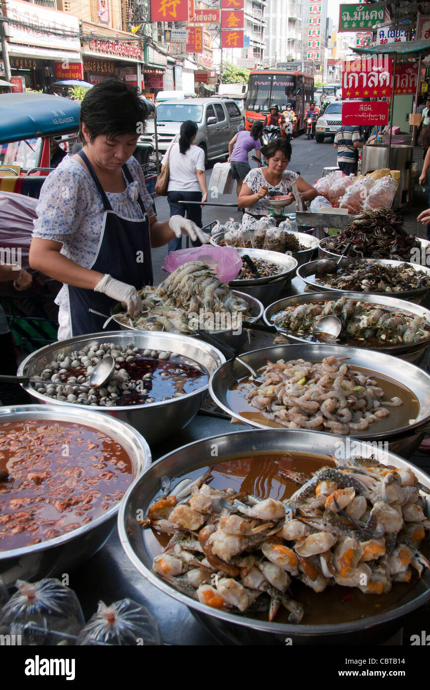 Meeresfrüchte Straßenmarkt Anbieter Chinatown, Bangkok, Thailand Stockfoto