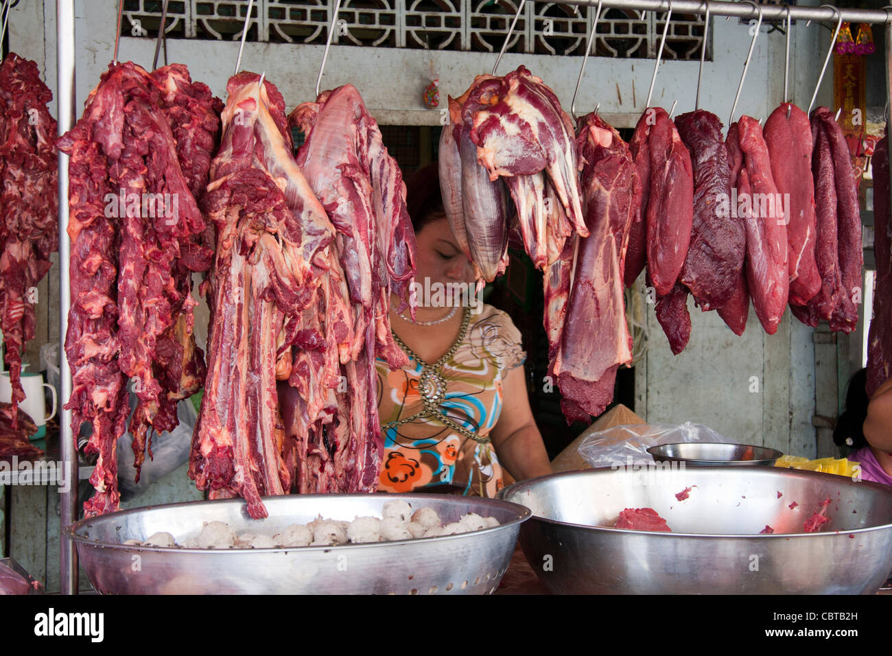 rohes Fleisch vermarktet, Stände, Ho CHi Minh Stadt, Saigon, Vietnam Frauen Anbieter Stockfoto