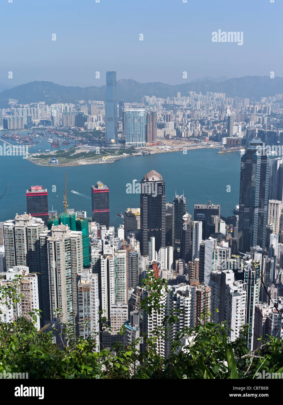 Dh Victoria Peak Blick SHEUNG WAN HONG KONG Wolkenkratzer wohnungen Hafen und West Kowloon Gebäude Stadt Gebäude tower Blocks Stockfoto
