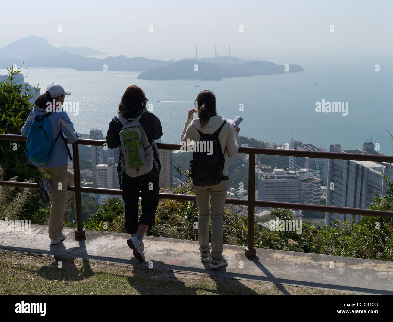 dh Pok Fu Lam Country Park POK FU LAM HONG KONG ISLAND drei japanische Touristen Mädchen Touristen junge Menschen weiblich Blick auf den Trail Stockfoto